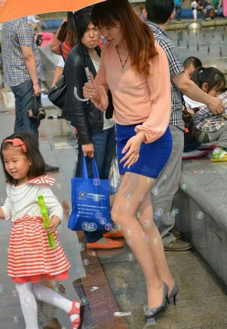 超短裙肉丝美腿，性感辣妈！