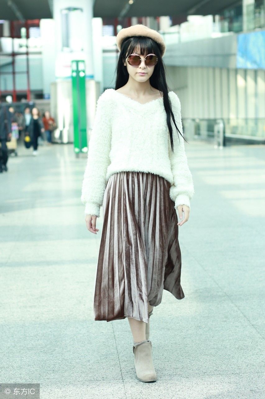 徐娇机场秀穿毛衣配丝绒裙，网友:这不是多年前周冬雨的装扮嘛!
