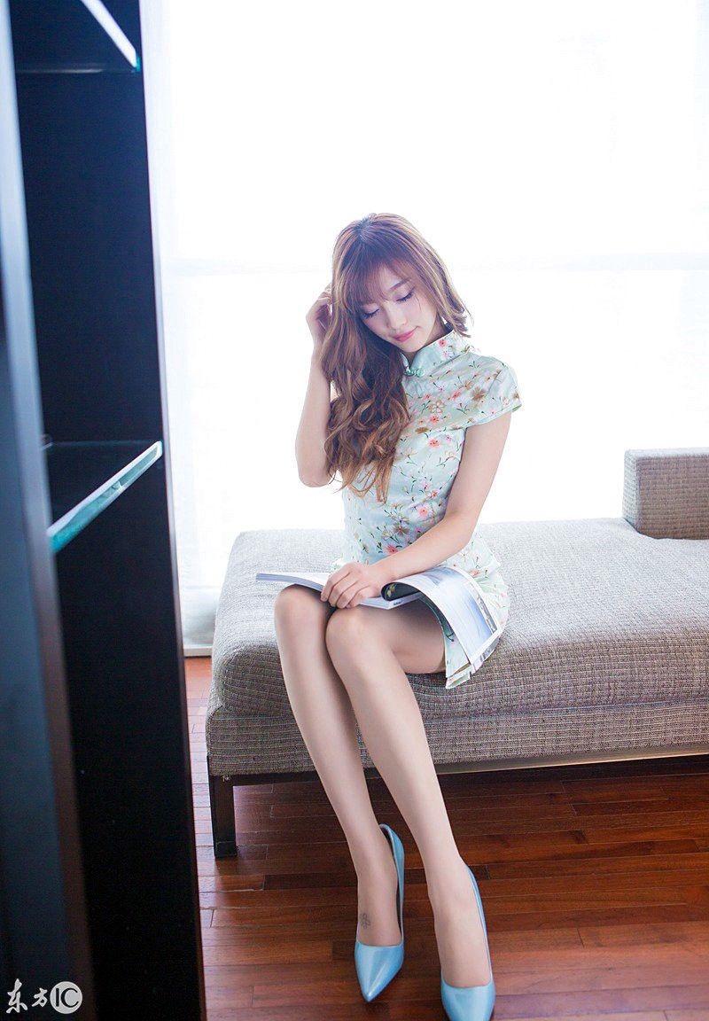 清新的少女穿着淡绿色旗袍，气质高雅，拍出各种pos等摄影师拍摄