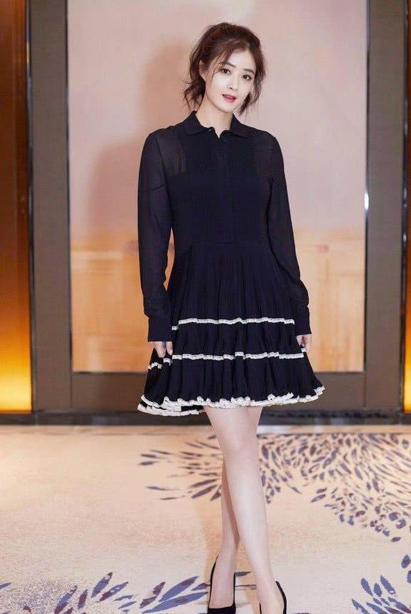 蒋欣体重90了？穿上这条黑色长裙的她，身材苗条堪比杨幂！