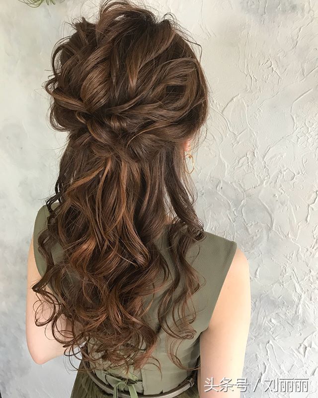 发型这样扎,美到不敢认