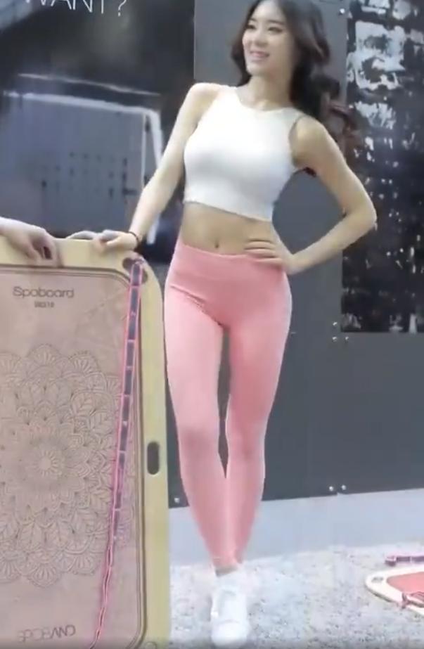 街拍：展会上的瑜伽裤小姐姐，穿出了清纯与性感的碰撞!