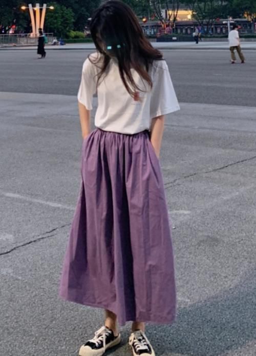  「设计是很」女生别傻乎乎整天穿裤子了，仙女都爱搭“过膝裙”，显瘦还时髦