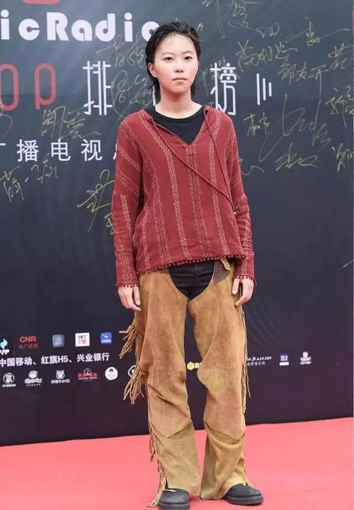 窦靖童穿什么裤子不好，非要穿这条！网友：三角区真是太抢眼！