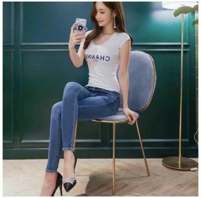 牛仔裤不仅修饰身形，还少了一点呆板的感觉，浓妆淡抹总相宜