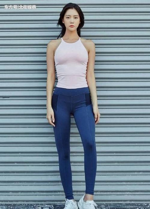 街拍：小姐姐身穿紧身裤，魅力十足，性感迷人！