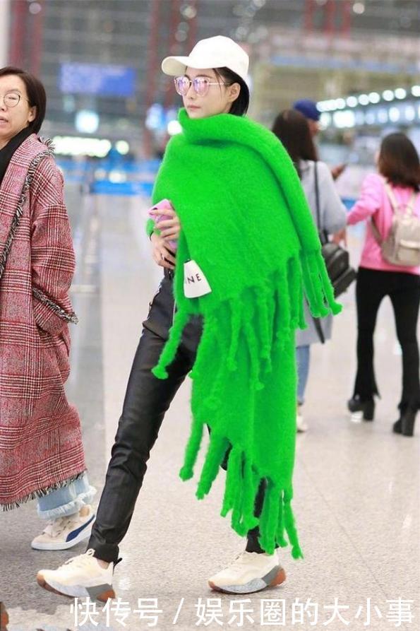 张馨予在机场又被“绿”了，这身穿搭穿在每个人身上都不会协调的