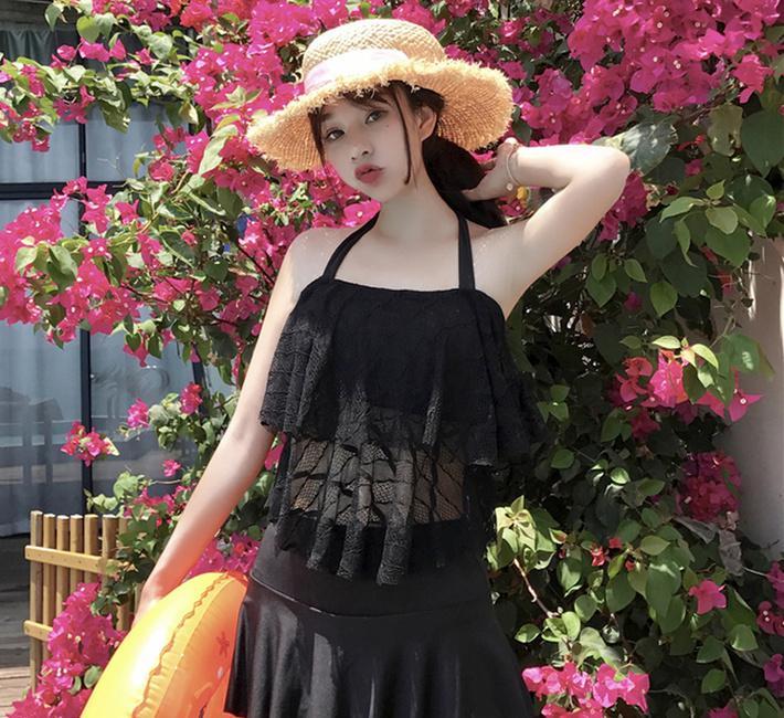 蕾丝泳衣搭配黑色的小裙子,更显的高贵典雅,女神减龄必备