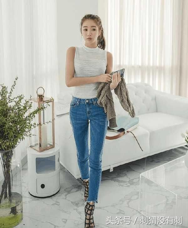 身材高挑牛仔裤美女，魅力无限，尽显女神范儿！