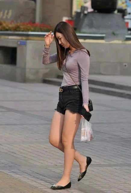 气质小姐姐紧身上衣尽显迷人曲线，不穿丝袜长腿一样圆润有型