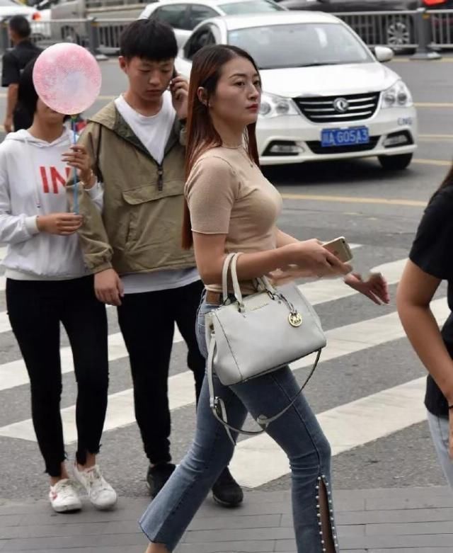  [美女]美女街拍高跟鞋穿起来也是超级有气场的，衬托身材特别的性感