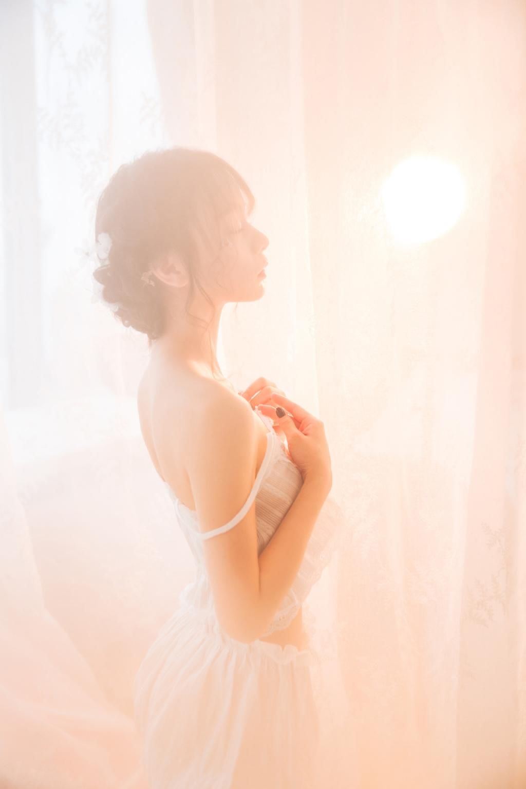 性感吊带内衣美女薄纱妖娆写真图片