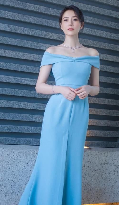 高圆圆穿一字肩长裙,依旧优雅女神范,只是这宽肩尴尬了!