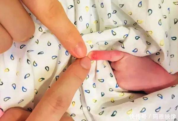 薛之谦生孩子发微博，却意外曝光了他在娱乐圈的人缘差到极点……