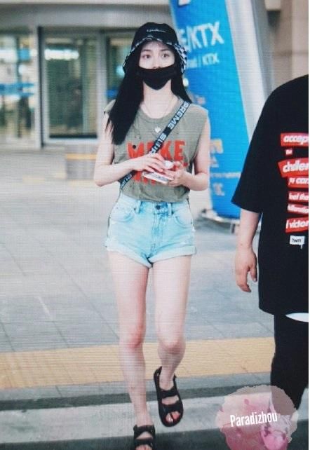 同是20岁的程潇和周洁琼穿短裤，网友：这身材差距真尴尬