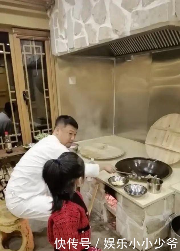 「贾冰」著名谐星贾冰老婆曝光,相差2岁像父女,网友说真是一颗好白菜