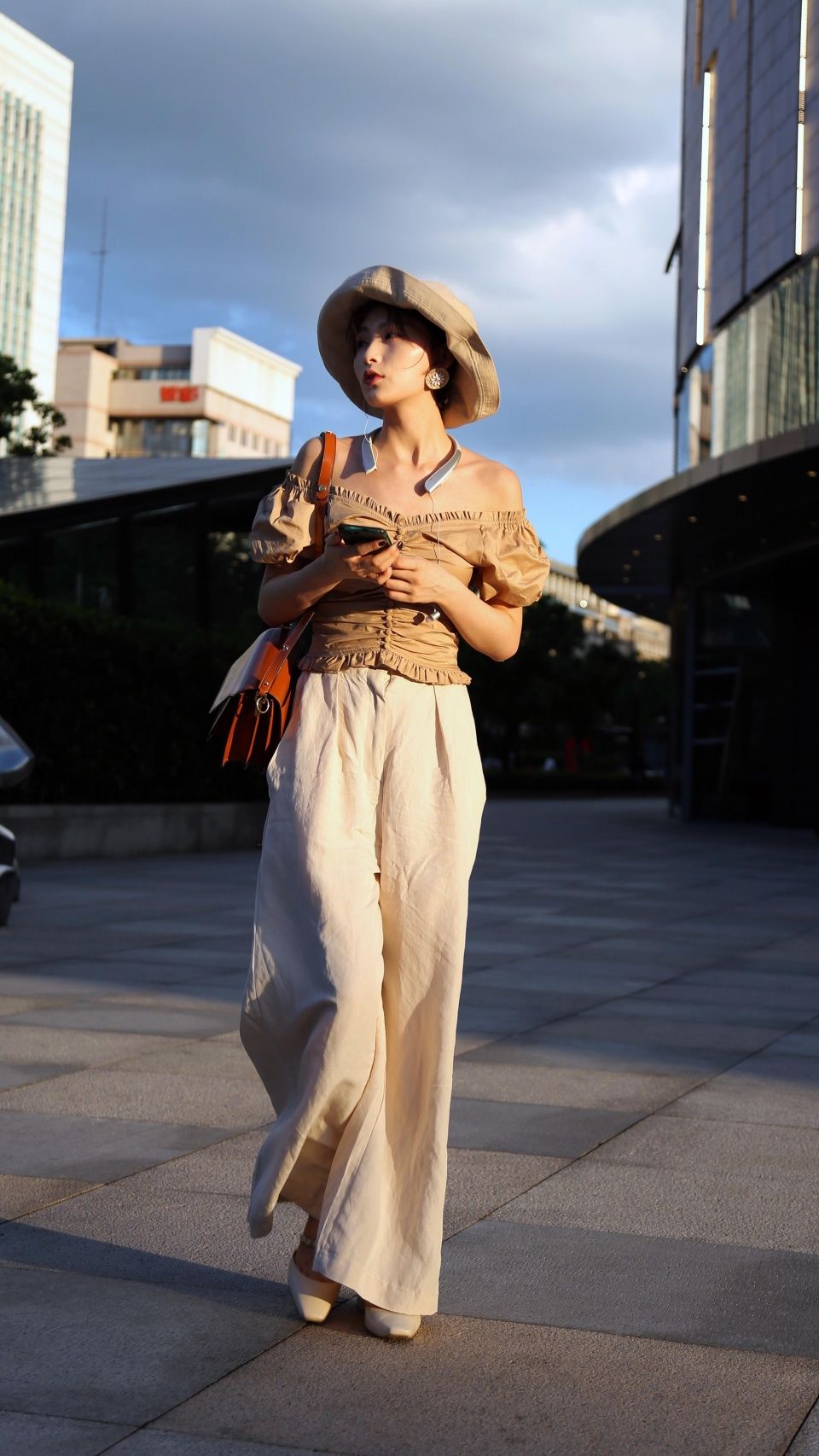 杭州街拍：很多美女都爱穿这种裤子