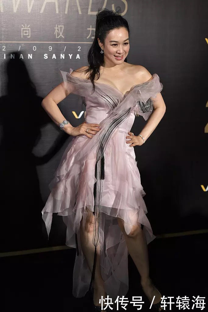 钟丽缇真会穿，穿抹胸纱裙惊艳全场，网友：难怪能迷倒小鲜肉