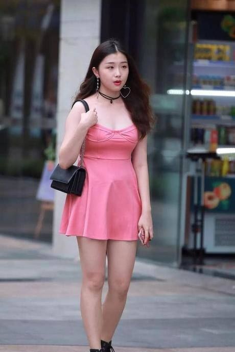 时尚的紧身连衣裙才能穿出女性妖娆曲线美！