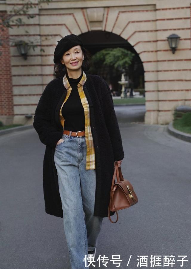  『博主』50岁女人如何穿衣搭配，才能既舒适又优雅？时尚博主三木这样穿