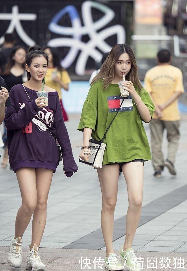 美女|路人街拍:美女穿着一件宽松的抹胸上衣,凉爽又有气质