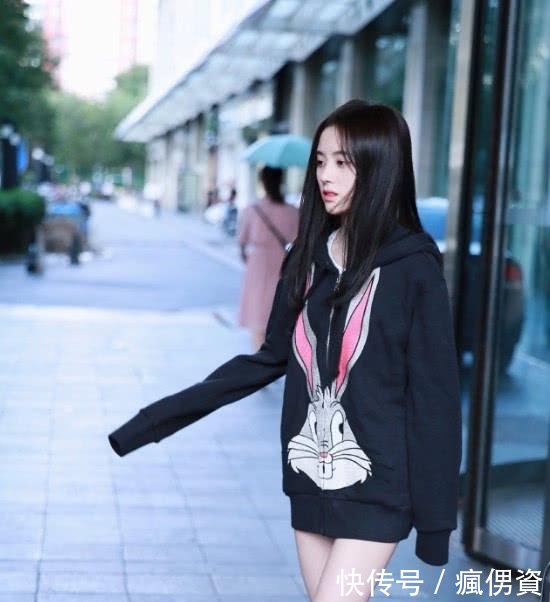 鞠婧祎没衣服穿了竟把卫衣当连衣裙穿,搭配起来意外有个性!