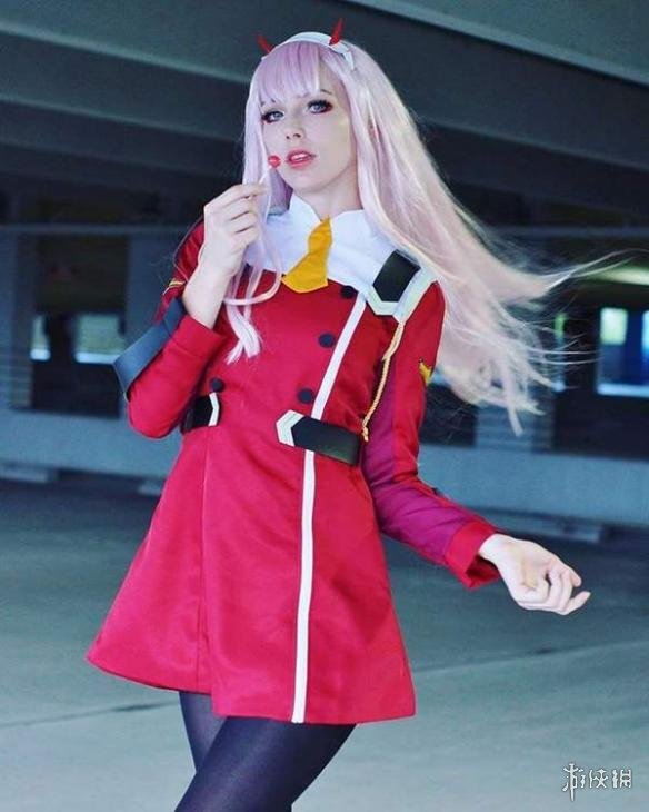 《守望先锋》性感救生员天使cos 紧身裤凸显白嫩美腿