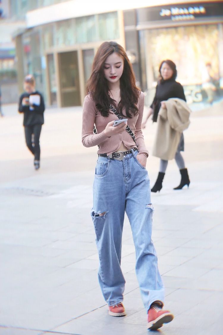  「个性」街拍：美女个性西服配牛仔长裤，这样穿真显腿长