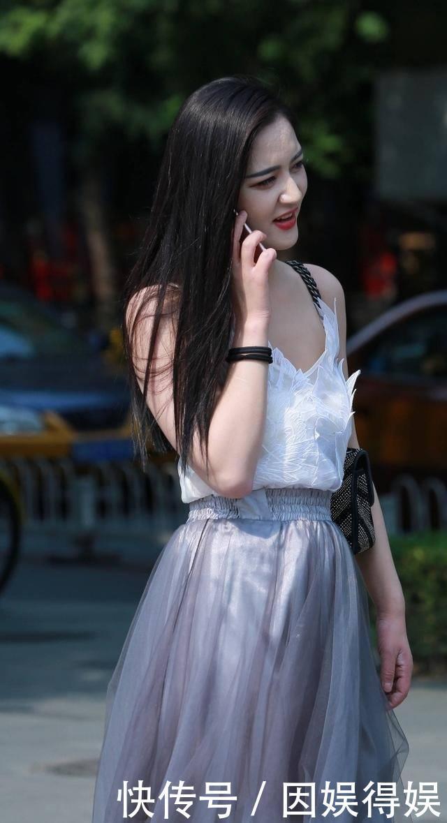  『有型』街拍：牛仔连衣裙的美少女妹纸，青春时尚靓丽有型。
