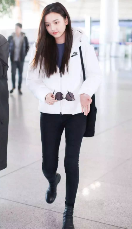 宋祖儿放大招，这么紧的裤子硬是穿了进去，网友：委屈你这腿了