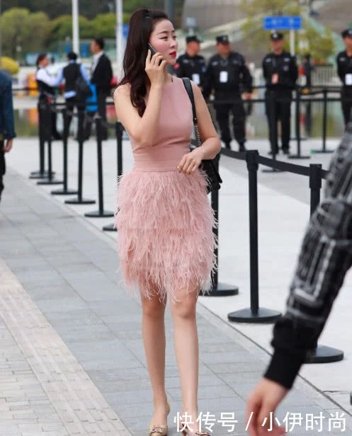 成熟小姐姐简约粉红浪漫系装扮，细腻紧身装玩转时尚潮流元素，下