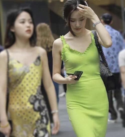  『黑色』街拍：气质高雅的小姐姐，一件粉色上衣配牛仔裤，时尚魅力十足