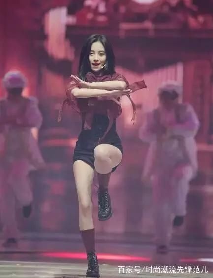 鞠婧祎厉害！把短裤提那么高都露出打底裤了，网友：为显腿长呗！