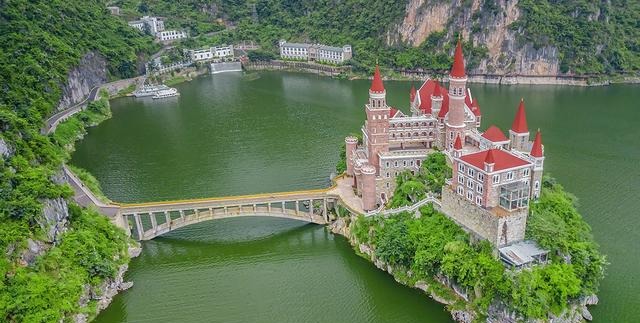 贵州山水中突然飞来了座天鹅堡，你说感觉奇不奇怪