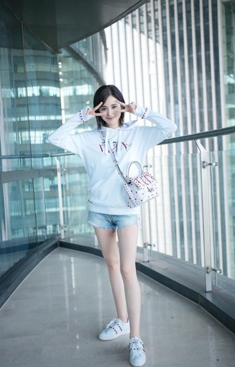 当古力娜扎和蒋欣同穿短裤秀腿，网友:我终于要下定决心要减肥