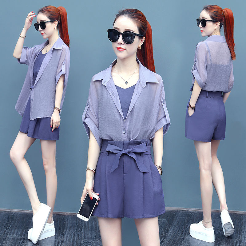 短裤套装+高跟鞋，高挑美嫩，举手投足间成为全场焦点