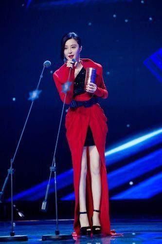 范冰冰真敢穿,蓝色礼服开衩到大腿根,网友:一般人驾驭不了