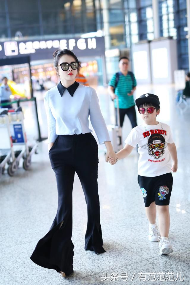 冉莹颖脚踩10cm高跟鞋，喇叭裤仍拖地上，网友：踩到自己就尴尬了