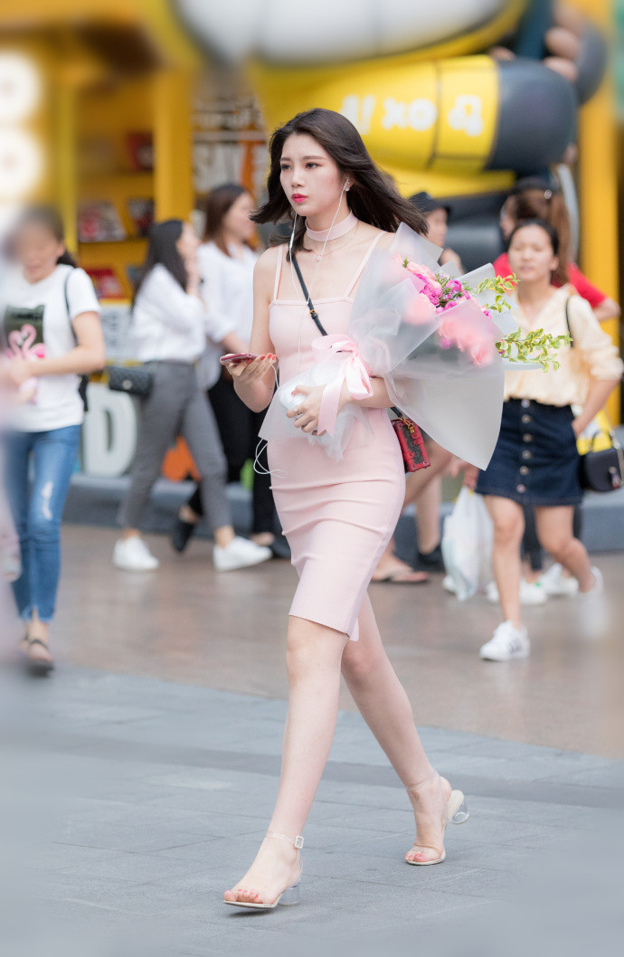 街拍美女，清新靓丽的搭配就是夏日最佳LOOK，知性美最迷人！