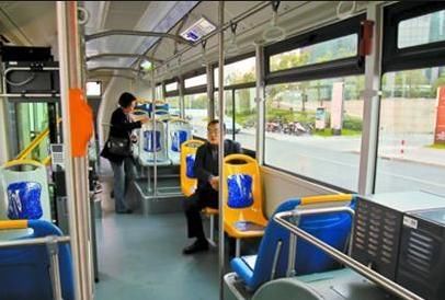 为什么开公交车时,司机不系安全带也不会被处罚?看完你或能明白