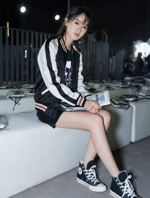 过时■露脚踝穿法过时了,现在“裤子鞋子不分开”的穿法更火,很显腿长