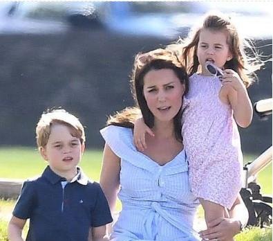 凯特王妃再穿平价连衣裙,草地奔跑很活泼,胸前扣子成负担