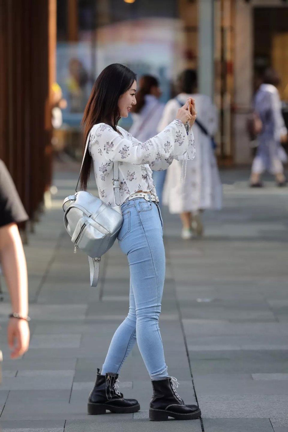 街拍：长得好有女人味穿牛仔长裤的美臀性感美女