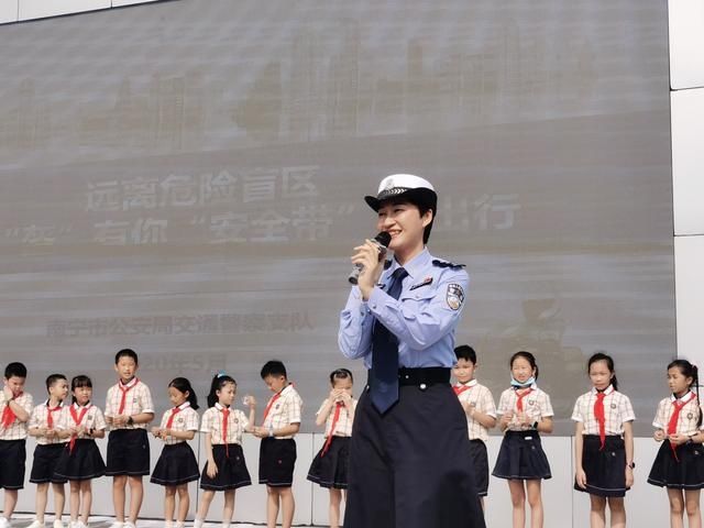 宣讲民警|南宁交警“六一”前夕进校园送上“安全大礼包”