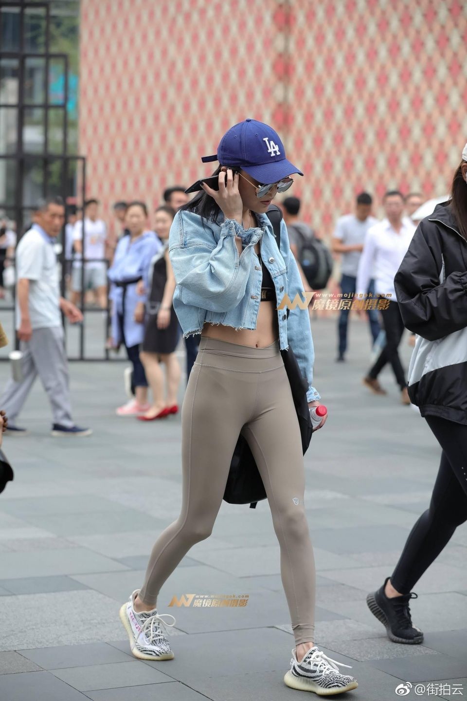 一点点街拍:小姐姐丰满的身材穿瑜伽裤很性感,穿个外套不热吗?