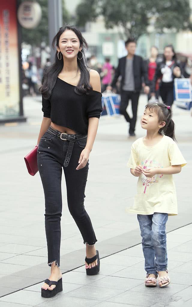 街拍：穿着肚兜逛街的美女，完全无视身边直男的深情注视