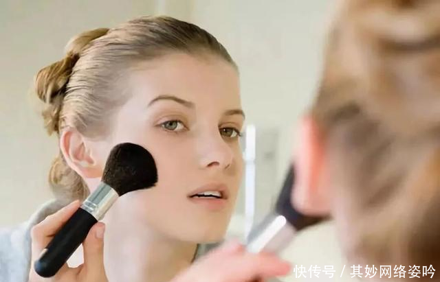 [感觉]夏季也爱化妆的女人，除了散粉，还有哪些东西能让妆容更持久？
