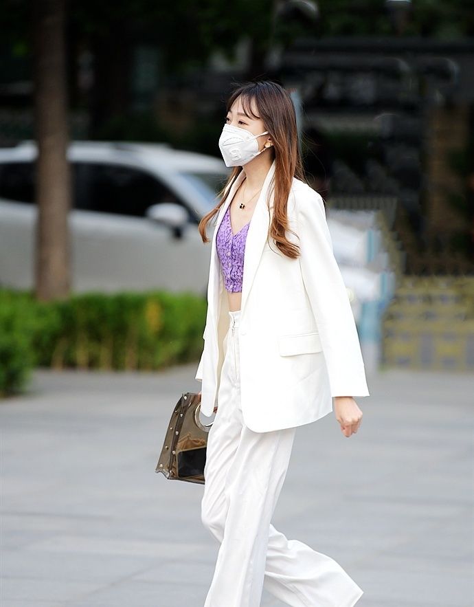 『服饰』街拍:让服饰搭配更有章法的白色口罩美女