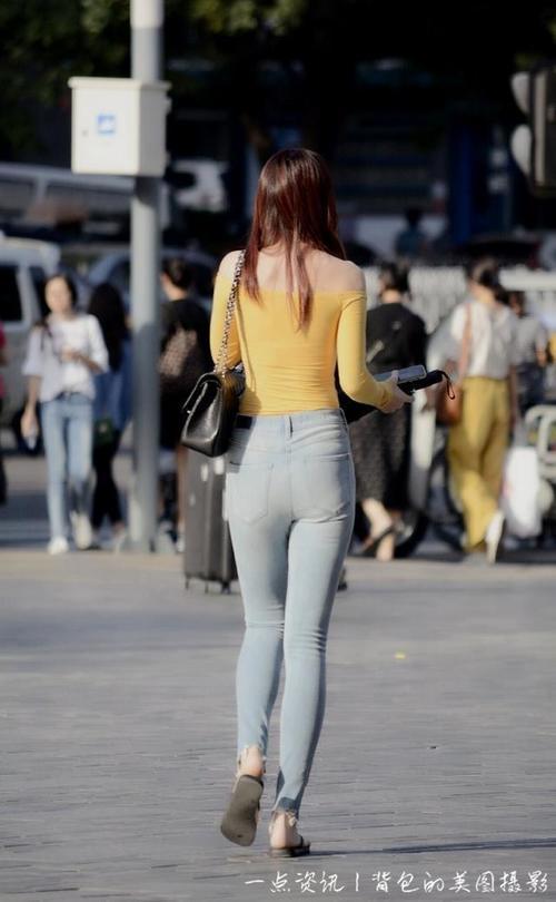 路人街拍，小姐姐的一举一动都在散发着成熟女人味