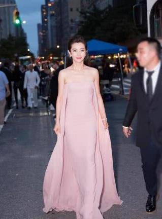 纽约时装周众星云集，最有看头的却是她，分分钟碾压韩国女神！